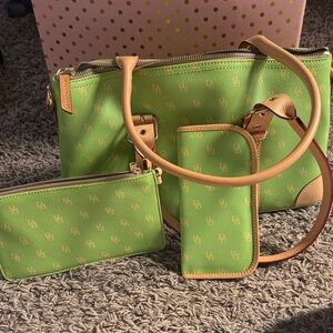 Dooney & Bourke Lime Green Shoulder Bag Set almost prefect set…💚